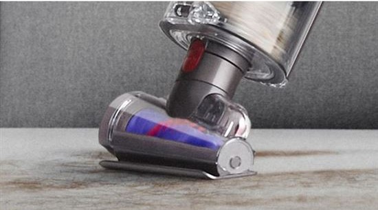 Hubica s kónickým kartáčom. Zbiera dlhé vlasy aj srsť domácich miláčikov.